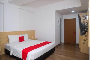 Cama o camas de una habitación en RedDoorz Apartment near Exit Toll Colomadu