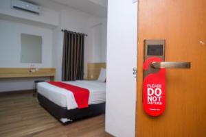 Cama o camas de una habitación en RedDoorz Apartment near Exit Toll Colomadu