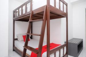 Cama o camas de una habitación en RedDoorz Apartment near Exit Toll Colomadu