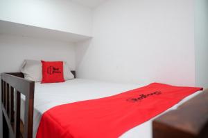 Cama o camas de una habitación en RedDoorz Apartment near Exit Toll Colomadu