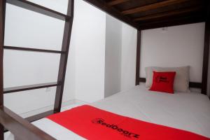 Cama o camas de una habitación en RedDoorz Apartment near Exit Toll Colomadu