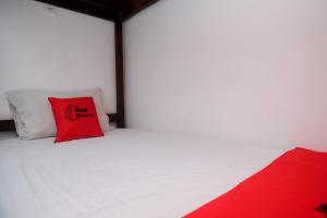 Cama o camas de una habitación en RedDoorz Apartment near Exit Toll Colomadu