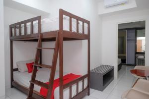 Cama o camas de una habitación en RedDoorz Apartment near Exit Toll Colomadu