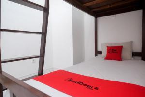 Cama o camas de una habitación en RedDoorz Apartment near Exit Toll Colomadu