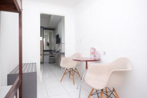 Una cocina o zona de cocina en RedDoorz Apartment near Exit Toll Colomadu
