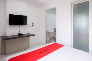 Una televisión o centro de entretenimiento en RedDoorz Apartment near Exit Toll Colomadu
