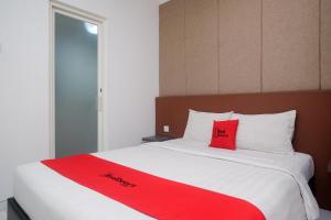 Cama o camas de una habitación en RedDoorz Apartment near Exit Toll Colomadu