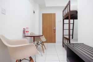 Cama o camas de una habitación en RedDoorz Apartment near Exit Toll Colomadu