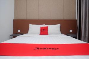 Cama o camas de una habitación en RedDoorz Apartment near Exit Toll Colomadu