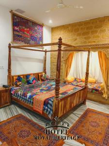 1 dormitorio con 1 cama con dosel y 2 alfombras en Hotel Royal Heritage, en Jaisalmer