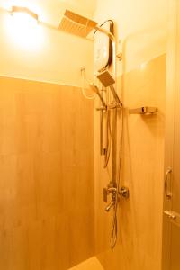 uma casa de banho com uma cabeça de chuveiro em Omega Villa em Galle