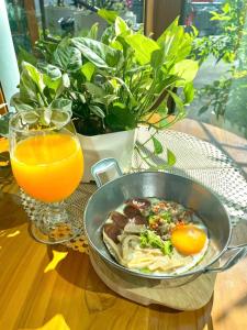 楠府的住宿－Nan Cozy House，桌上的一碗食物和一杯橙汁