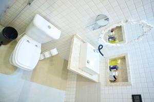 uma casa de banho com um WC e um espelho. em Sobrado Fundição no Recife