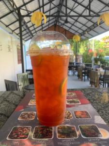 une boisson dans une tasse posée sur une table dans l'établissement The One by Nika, à Siem Reap