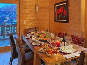 HérémenceにあるCharming Private Bungalow in Wohlenberg on Natural Beachのダイニングルームテーブル(食べ物、ワイングラス付)