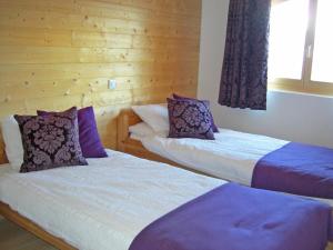 Duas camas num quarto com paredes de madeira em Charming Private Bungalow in Wohlenberg on Natural Beach em Hérémence