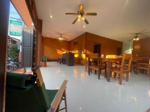una sala da pranzo con tavolo e ventilatore a soffitto di เวลาและนาที Wella&Natee a Chiang Khan