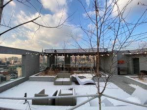HOTEL THE DESIGNERS LYJ SUITE YEOKSAM v zimě