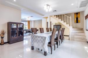 Kuchyň nebo kuchyňský kout v ubytování 长住优惠-芭提雅市中心6卧泳池别墅，近海滩，网红美人鱼餐厅，悬崖餐厅