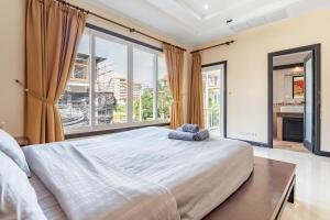Postel nebo postele na pokoji v ubytování 长住优惠-芭提雅市中心6卧泳池别墅，近海滩，网红美人鱼餐厅，悬崖餐厅 + 27 fotografií