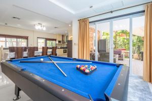 a pool table in a living room with a pool at 长住优惠-芭提雅市中心6卧泳池别墅，近海滩，网红美人鱼餐厅，悬崖餐厅 in Pattaya South