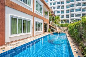 una piscina frente a un edificio en 长住优惠-芭提雅市中心6卧泳池别墅，近海滩，网红美人鱼餐厅，悬崖餐厅 en Pattaya South
