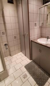 a bathroom with a sink and a shower and a mirror at Appartment 1500 m an der Seilbahnstation in Uttendorf