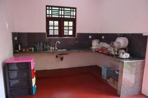 una cucina con bancone e lavandino e una finestra di Diamond Cottage a Habaraduwa Central