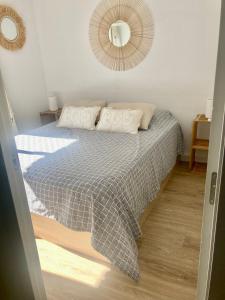 a bedroom with a bed and a mirror at Appartement Vue Mer avec Piscine et WIFI in Salou