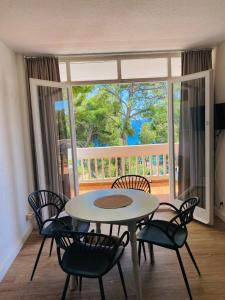 a dining room with a table and chairs and a balcony at Appartement Vue Mer avec Piscine et WIFI in Salou
