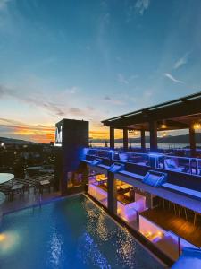 een zwembad op het dak van een gebouw bij Golden Palace Hotel in Batu Merah