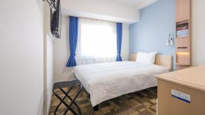 Postel nebo postele na pokoji v ubytování Toyoko Inn Yokohama-eki Nishi-guchi + 37 fotografií
