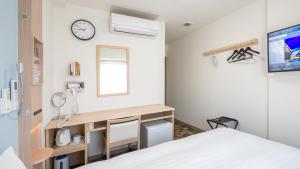 Postel nebo postele na pokoji v ubytování Toyoko Inn Yokohama-eki Nishi-guchi