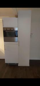 uma cozinha com um fogão e um armário branco em Oslo modern center em Oslo