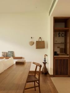 象島的住宿－The Retreat, Koh Chang，客厅配有沙发和桌子