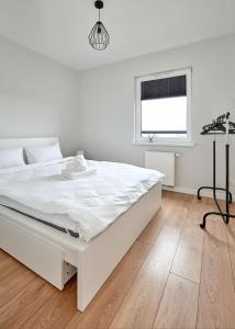 Llit o llits en una habitació de 10th Floor Unii Lubelskiej Apartment