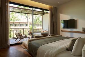 象島的住宿－The Retreat, Koh Chang，一间带大床的卧室和一个阳台