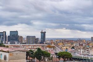 uma vista para uma cidade com edifícios altos em Hostel Partenope em Nápoles