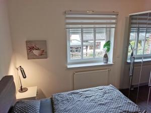 a bedroom with a bed and a window at NEU! Schicke und moderne FeWo Lindenalle OG in Hanstedt