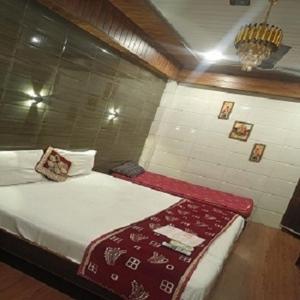 Una habitación con una cama con una manta roja. en Hotel Geetanjali St Bus Stand Panvel en Panvel