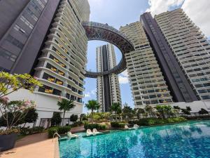 una piscina nel mezzo di due edifici alti di DATUM JELATEK by PakPin offers Bed & Sofa Bed WiFi 50" TV Netflix a Kuala Lumpur