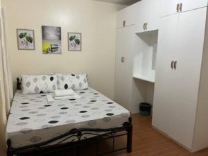 ein kleines Schlafzimmer mit einem Bett in einem Zimmer in der Unterkunft ESTILO APARTMENT 2-storey in Loculan
