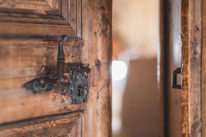 an open wooden door with a metal latch at Ansitz Heufler in Rasun di Sopra