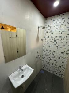 ein Bad mit einem Waschbecken und einer Dusche in der Unterkunft ZEST STAYS - IIT in Mumbai