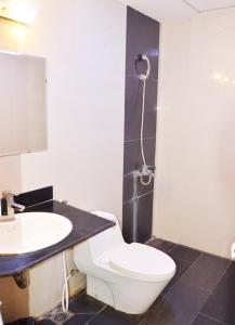ein Bad mit einem WC, einem Waschbecken und einer Dusche in der Unterkunft New An Phú Hotel in Dong Anh