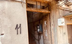 un bâtiment dont le numéro figure sur son côté dans l'établissement Lets Go House, à Tbilissi