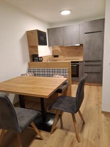 Kuchyňa alebo kuchynka v ubytovaní Zimmer & Appartements Schwarzenbacher Sonja & Konrad