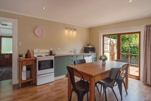 Kuchyň nebo kuchyňský kout v ubytování Birdsong Cottage