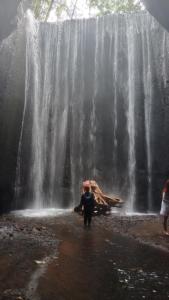 een man die voor een waterval staat bij Hause market in Sidemen