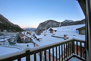 a view from a balcony of a snow covered village at Appartamento La Fontaine Ski In Ski Out - Happy Rentals in Claviere